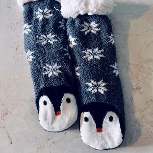 Sherpa lined penguin slipper socks. One size.